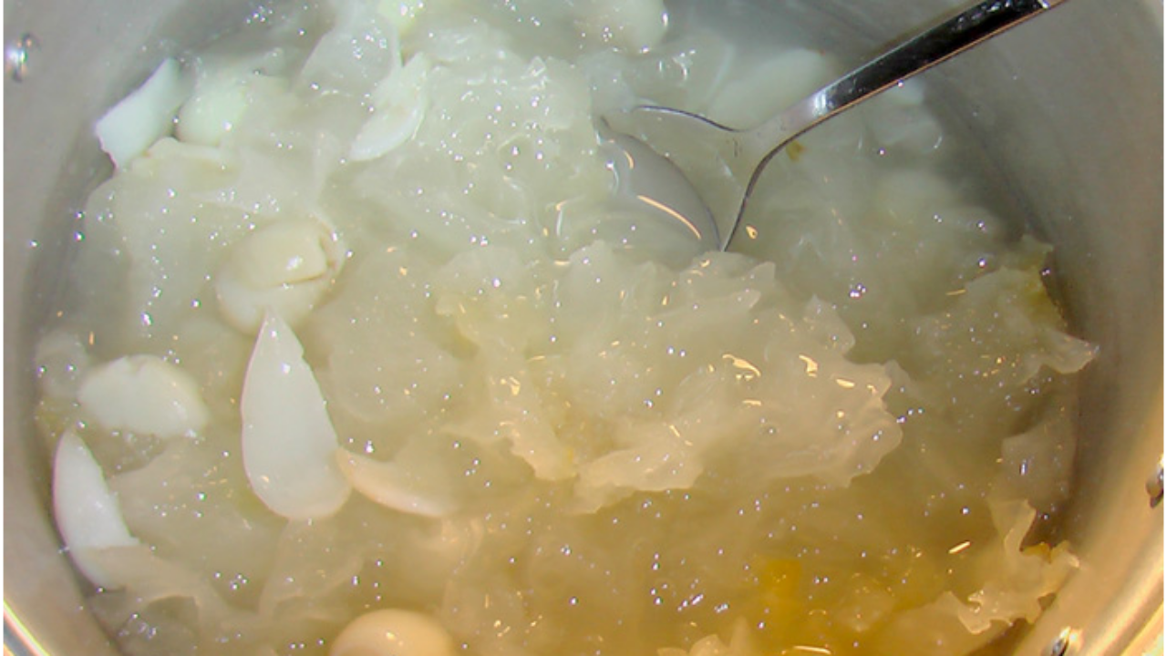 冰糖银耳莲子羹